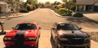 Chrysler 300 SRT und Dodge Challenger SRT in der Einfahrt von Walter White / Heisenberg