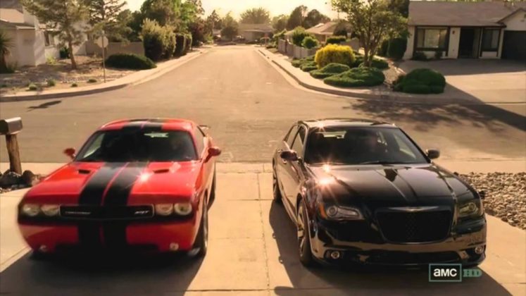 Chrysler 300 SRT und Dodge Challenger SRT in der Einfahrt von Walter White / Heisenberg