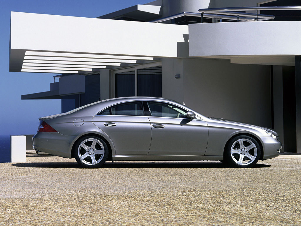 Mercedes CLS vor Designer-Haus