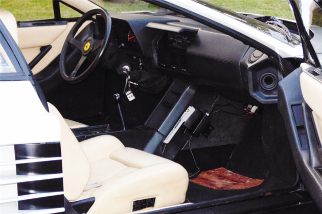 Cockpit des Ferrari Testarossa aus Miami Vice